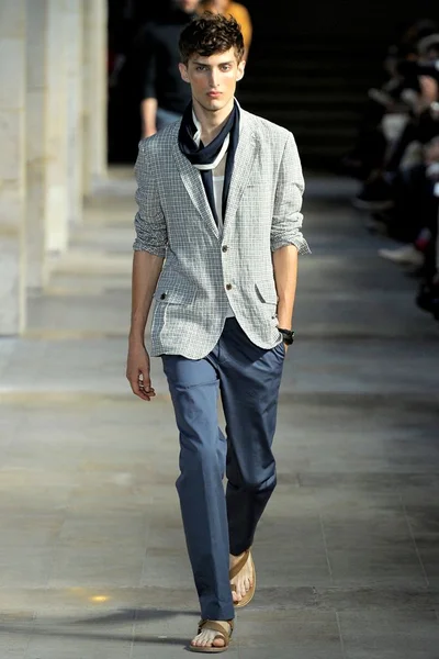 Look 16